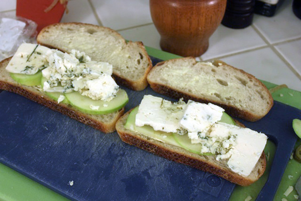 bluecheeseapplebread